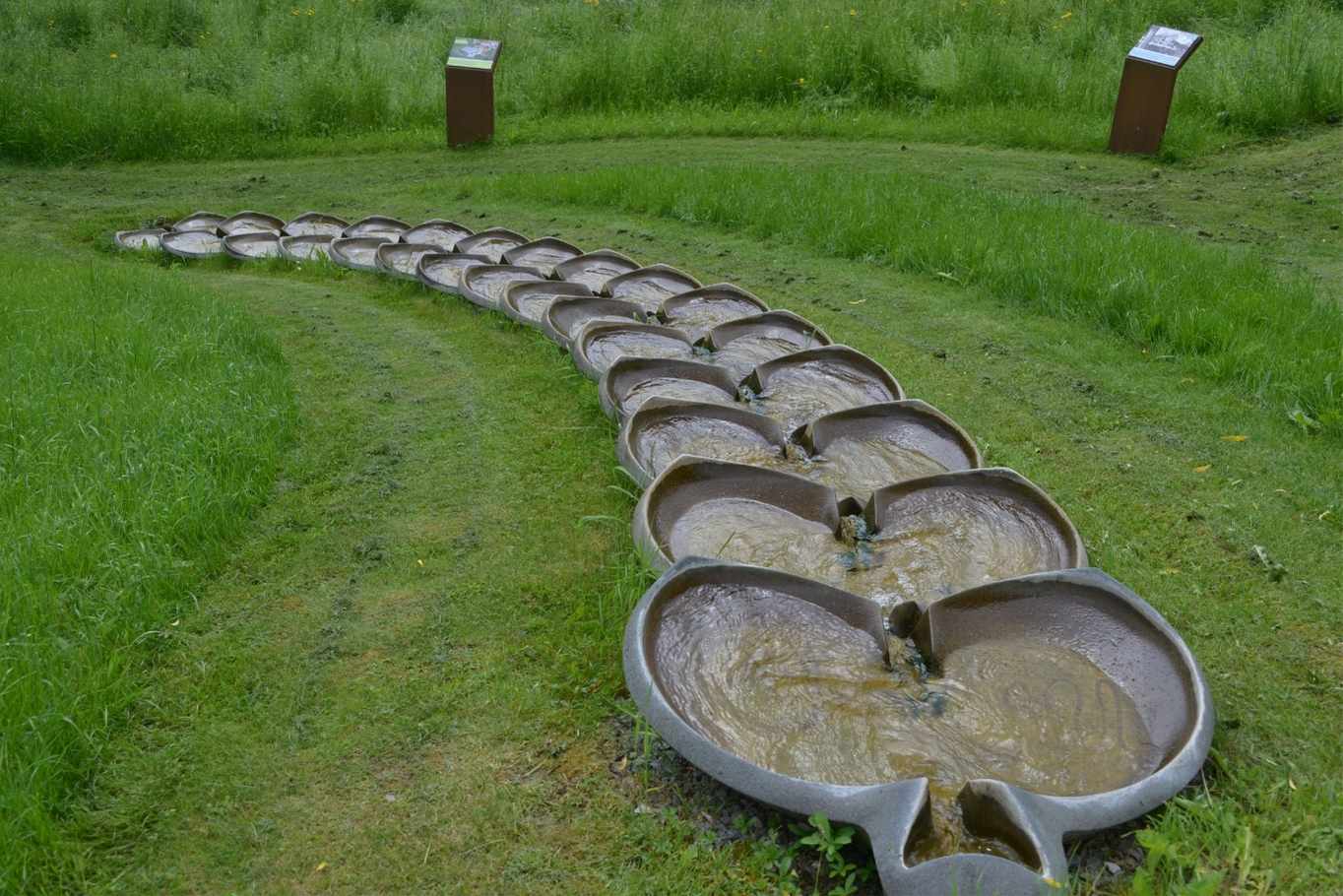 Flowform in Garten auf dem Gelände der Fischermühle